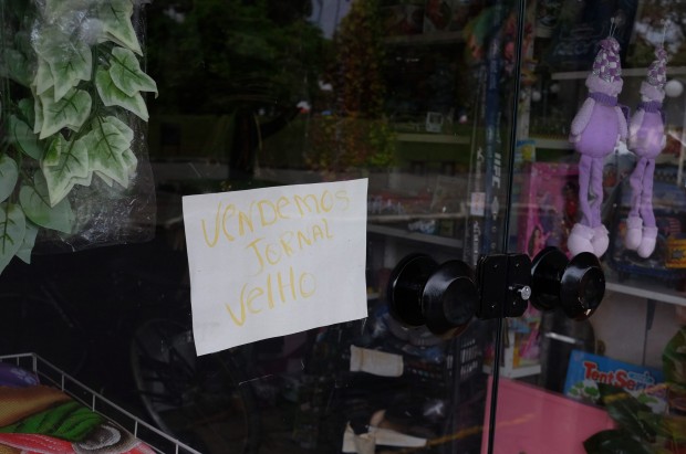  Placa vendendo jornal velho fixada em vitrine de loja de presentes na região  de Praia Grande, SC  . Foto Joel Silva / Folhapress. 