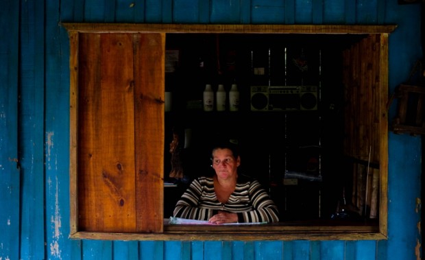 Nair Schimitt, 55, em seu bar na zona rural de Paria Grande. Foto Joel silva/ Folhapress