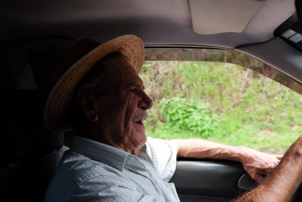   O Sr Eneu Selau, 70 dentro de seu carro  na    estrada subindo a  Serra Geral,  que liga as cidade de Praia Grande SC e Cambara do Sul, RG.  Foto Joel Silva / Folhapress. 