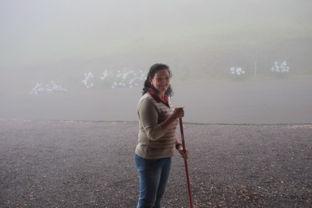  Dona Nina,  53,  em seu restaurante que fica bem no meio  na  estrada subindo a  Serra Geral,  que liga as cidade de Praia Grande SC e Cambara do Sul, RG com forte neblina  Foto Joel Silva / Folhapress. 