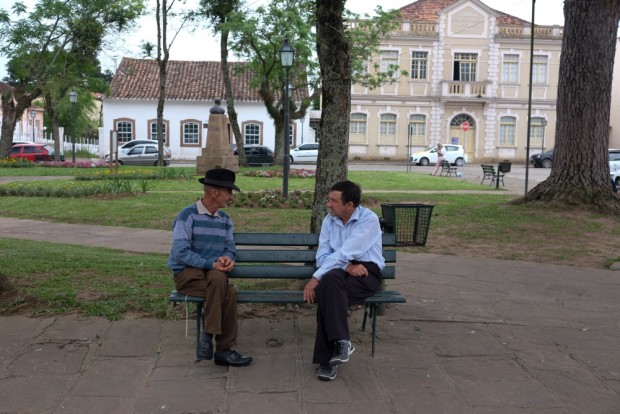  Aposentados conversam na praça na       Região central    de Lapa, PR,  onde ocorreu a batalha da revolução confederativa. . Foto Joel Silva / Folhapress. 