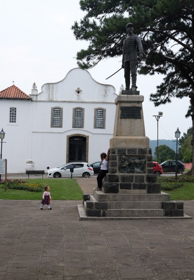  Crianças brincam próximo  da estatua de Gal.  Carneiro, líder da revolução confederativa      , PR  (Foto: Joel Silva / Folhapress)