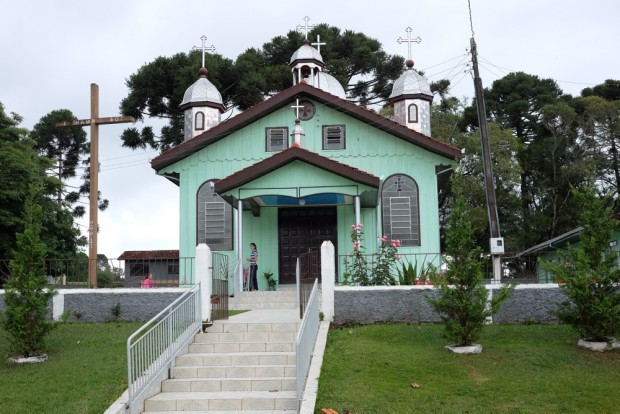 .  Igreja católica estilo bizantino, ucraniana em comunidade Faxinal,   na zona rural de Prudentópolis, PR . (Foto Joel Silva / Folhapress.) 