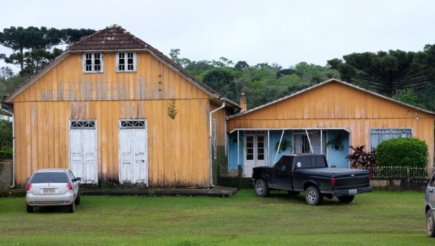 Casas típicas ucraniana,   em comunidade Faxinal na zona rural de Prudentópolis, PR . (Foto Joel Silva / Folhapress). 