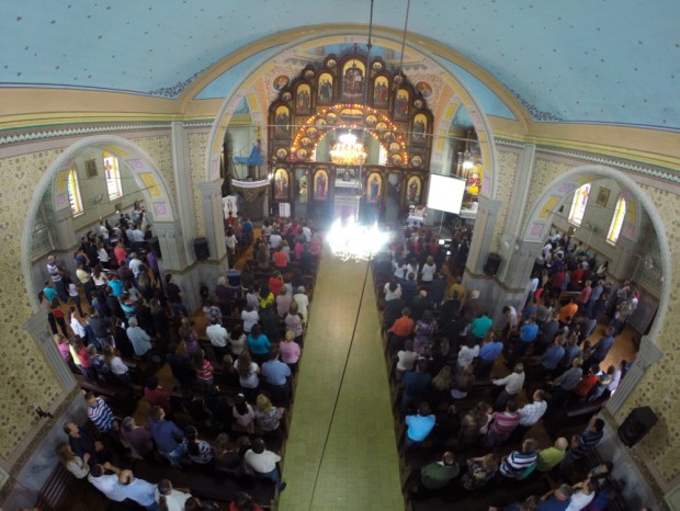   Fieis ucranianos, assistem missa, cantada em idioma ucraniano na Igreja católica no estilo bizantino,  São Josafat  na região central da cidade de   de Prudentópolis, PR  (Foto Joel Silva / Folhapress.) 