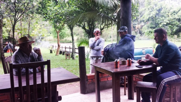 Sr Eneu Selau, 70 fuma cigarro de palha ao lado de outros . Moradores no bar da dona Enir Schimdt, na zona rural de Praia grande, converso em bar   . Foto Joel Silva / Folhapress. 