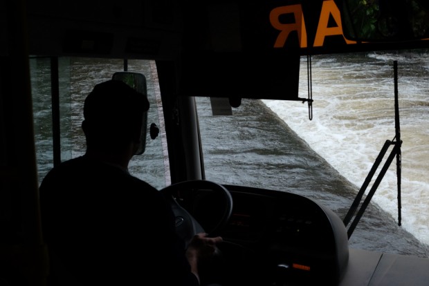    Motorista de ônibus escolar rural, observa rio cheio e forte correnteza para atravessar, na zona rural de  Praia Grande SC   . Foto Joel Silva / Folhapress. 