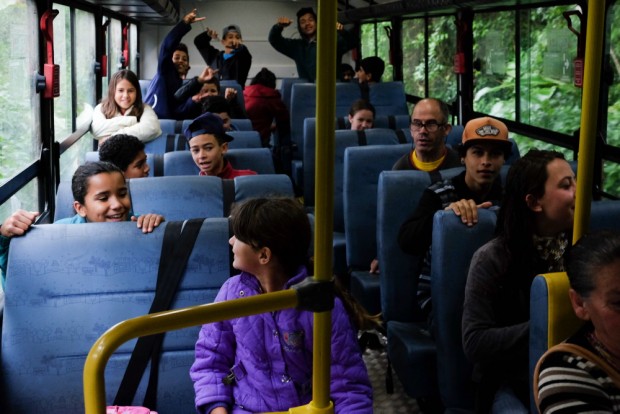 Alunos de zona rural viajam de ônibus escolar para  cidade de Praia Grande, SC  . Foto Joel Silva / Folhapress. 