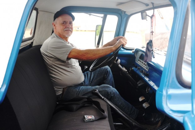     Helio de Souza com seu velho Forde 350 na cidade de Irai  PR. Foto Joel Silva / Folhapress. 