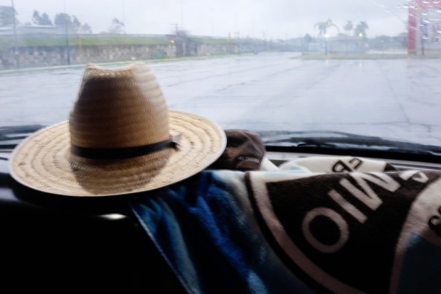  Chapéu com toalha do Grêmio dentro de caminhonete na cidade de Torres, RS . Foto Joel Silva / Folhapress. 