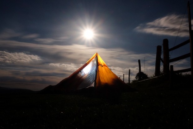 A lua me fazendo companhia no  Acampamento montado na  Fazenda Santa Lúcia da Serra, no município . Foto (Joel Silva / Folhapress.) 