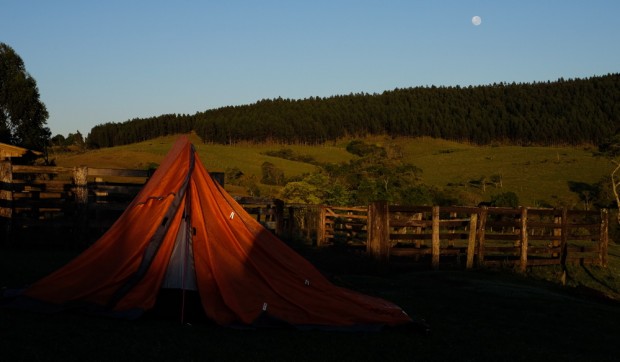 Ao amanhecer a lua continuava ali, bem do lado do acampamento montado na  Fazenda Santa Lúcia da Serra, no município .( Foto Joel Silva / Folhapress). 