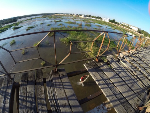 Pescador  próximo  a velha ponte que passa sobre  o  rio São Francisco, em Pirapora. ( Foto Joel Silva / Folhapress.) 