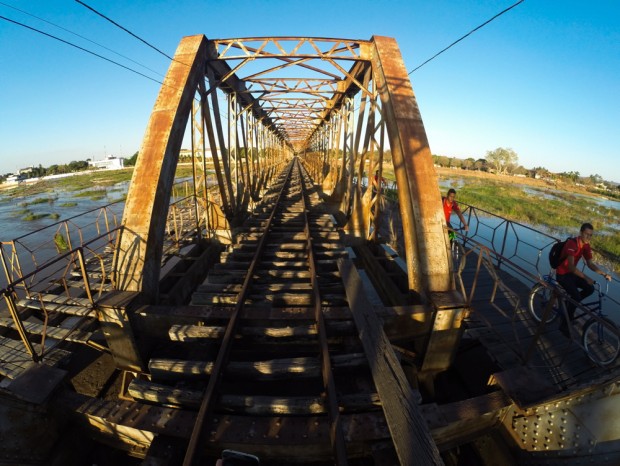 Pedestres caminham sobre a velha ponte que passa sobre  o  rio São  Francisco, em Pirapora (MG). (Foto Joel Silva / Folhapress. )