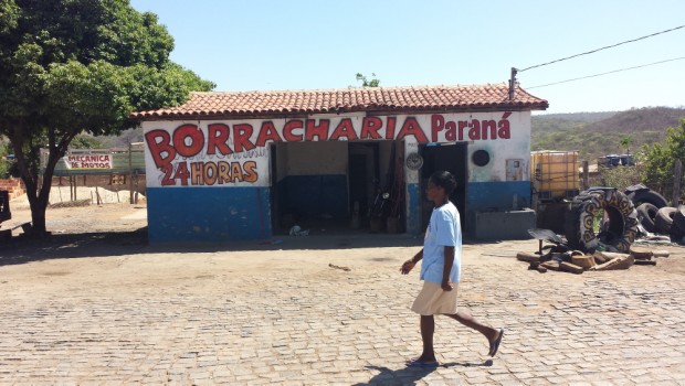 Borracharia na BR  onde paramos para consertar o caminhão, na Bahia.(BA) ( Foto Joel Silva /Folhapress)