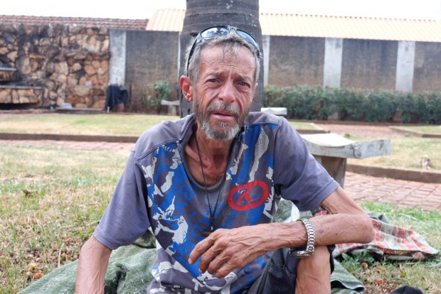  O andarilho Mauro Alves 54, em canteiro na saída da cidade de Sacramento, MG  . (Foto Joel Silva / Folhapress.) 