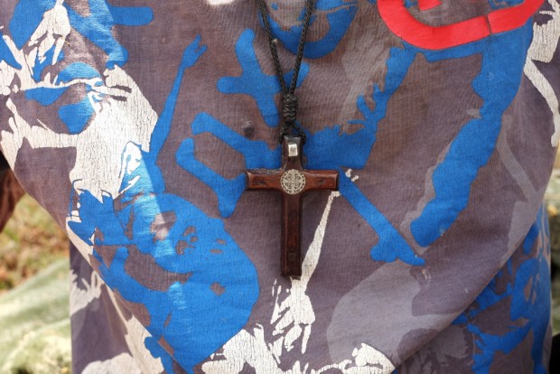 Detalhe de crucifixo de madeira  do  andarilho,  Mauro Alves 54 em canteiro na saída da cidade de Sacramento, MG  . (Foto Joel Silva / Folhapress.) 