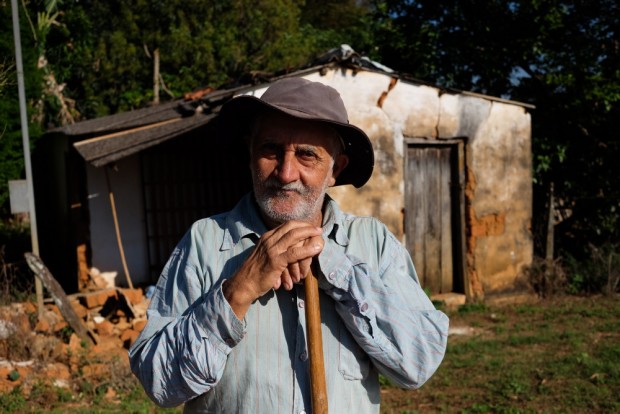   Lazaro Francisco Paula, 70,  no Arraial de Desemboque, distrito de Sacramento, MG . () Joel Silva / Folhapress. 