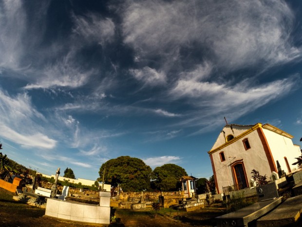   Igreja  de N. S. do Desterro,  com cemitério em frente,  onde somente brancos eram enterrados ,  no Arraial de Desemboque, distrito de Sacramento, MG . Foto (Joel Silva /Folhapress.)