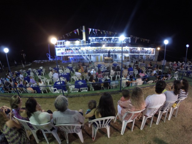   Orquestra sinfônica jovem de Pirapora , (MG), durante apresentação no barco a vapor,  Benjamim Guimarães, nas margens do Rio São  Francisco. (Foto Joel Silva / Folhapress. )